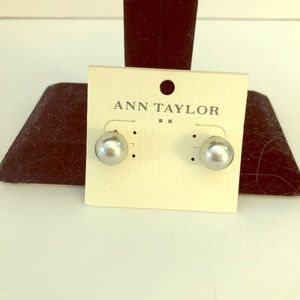 NWT brushed silver faux pearl earrings 💝